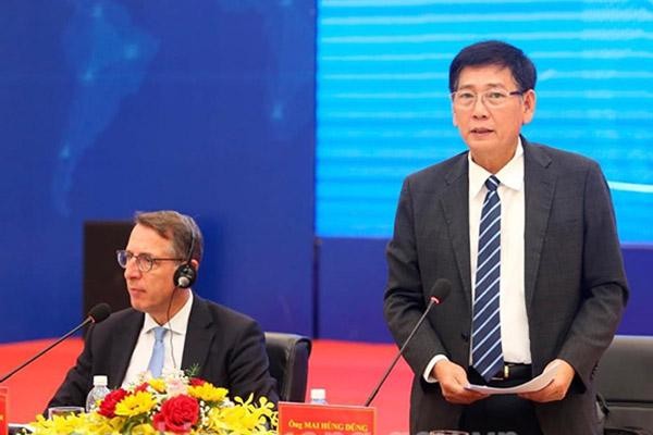 Phó Chủ tịch UBND tỉnh Bình Dương Mai Hùng Dũng (đứng) phát biểu tại họp báo