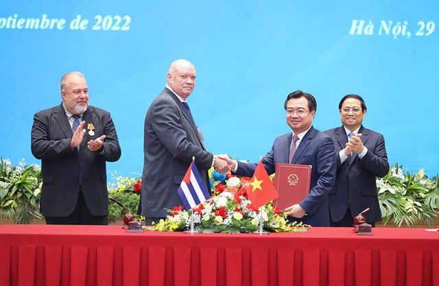 Hai lãnh đạo Kl993 ưu đãi thưởng hấp dẫn chứng kiến lễ ký kết Kế hoạch hành động thực hiện Chương trình nghị sự Kl992 cổng game cá cược song phương Việt Nam-Cuba giai đoạn 2023-2025. (Ảnh: Nhật Bắc)