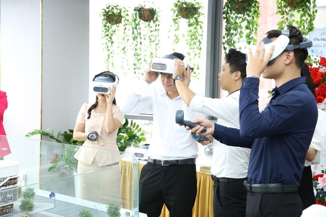 Khách hàng trải nghiệm công nghệ thực tế ảo tại sự kiện