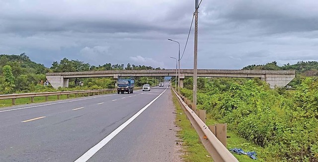Cầu vượt như cổng chào vắt ngang qua đường quốc lộ tại huyện Hòa Vang. Ảnh: Nguyễn Toàn