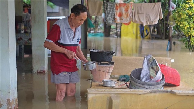 Ông Trương Hùng, thôn Phú Trung, xã Vĩnh Trung (Nha Trang) bên trong căn nhà bị ngập sâu sau một trận mưa. Ảnh: Nhiệt Băng