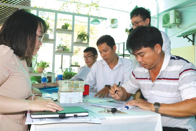 Đặt cọc mua nhà. Ảnh: Việt Dũng