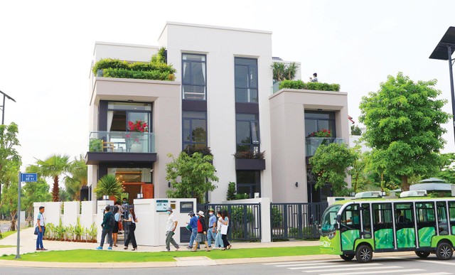 Khách hàng đi xem nhà tại dự án Aquacity Đồng Nai