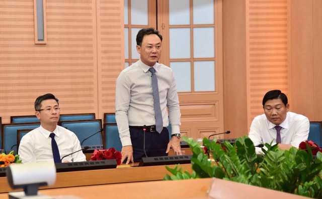 Tân Giám đốc Sở Kế hoạch và Kl99ok phiên bản mới Thành phố Hà Nội Lê Anh Quân phát biểu nhận nhiệm vụ. (Ảnh: Viết Thành)
