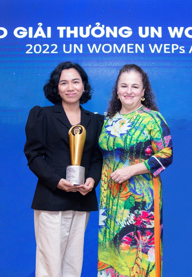 Trưởng Đại diện UN Women - Bà Elisa Fernandez Saenz trao giải thưởng cho Đại diện VPS – Bà Trần Thu Thủy Trưởng Đại diện UN Women - Bà Elisa Fernandez Saenz trao giải thưởng cho Đại diện VPS – Bà Trần Thu Thủy