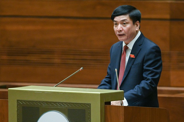 Tổng Thư ký Quốc hội, Chủ nhiệm Văn phòng Quốc hội Bùi Văn Cường trình bày Báo cáo giải trình, tiếp thu, chỉnh lý dự thảo Nghị quyết về thí điểm một số cơ chế, chính sách đặc thù phát triển TP. Buôn Ma Thuột, tỉnh Đắk Lắk.