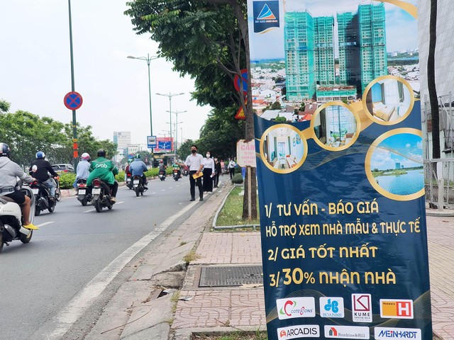 Môi giới đứng xếp hàng cả buổi để tiếp thị sản phẩm trên đường Phạm Văn Đồng, TP. Thủ Đức mà vẫn khó kiếm khách hàng. Ảnh: Lê Toàn