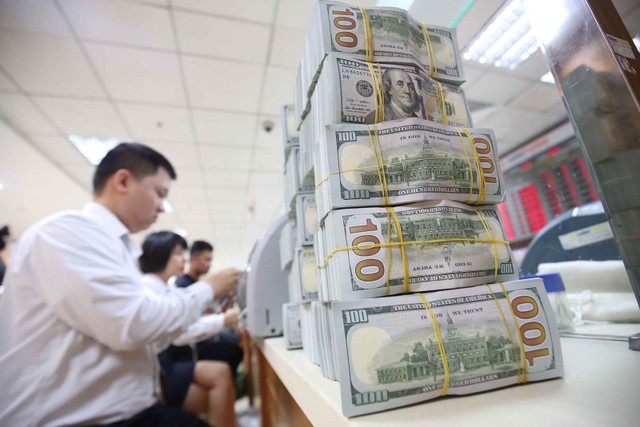Dòng kiều hối dồi dào được xem là một trong những trợ lực cho thanh khoản thị trường Web Tổng Nhà Cái 99Kl99 Giải Trí Bậc Nhất tháng cuối năm. Ảnh: Dũng Minh