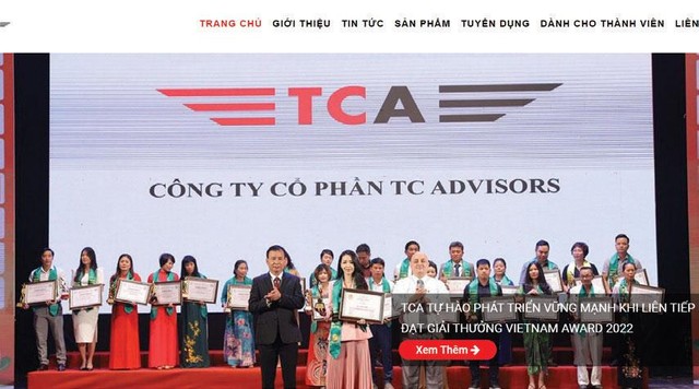 Trang chủ website TCA (ảnh trái) và các tư vấn viên TCA hỗ trợ khách hàng tham gia Kl99kl phiên bản hoạt động (ảnh phải)