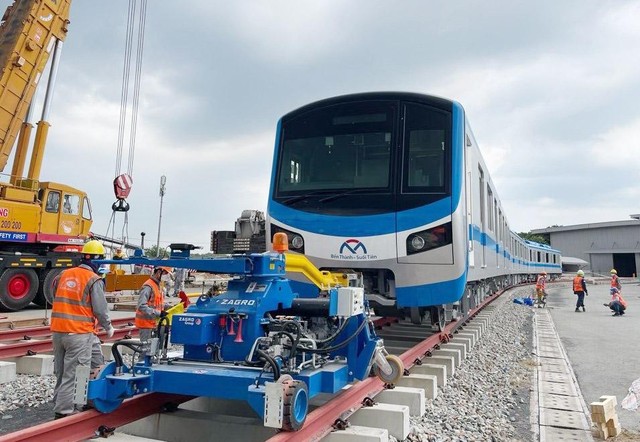 Công nhân đang vận hành thử đoàn tàu metro số 1 tại phường Long Bình, TP. Thủ Đức. Ảnh: Lê Toàn