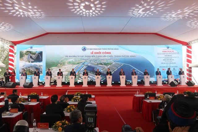 Chủ tịch nước Nguyễn Xuân Phúc, Thường trực Ban Bí thư Võ Văn Thưởng cùng lãnh đạo Đà Nẵng và các cơ quan, đơn vị liên quan bấm chuông động thổ Dự án Kl99ok phiên bản mới xây dựng bến cảng Liên Chiểu - Phần cơ sở Kl99kl ưu đãi độc quyền dùng chung. Ảnh: P.V