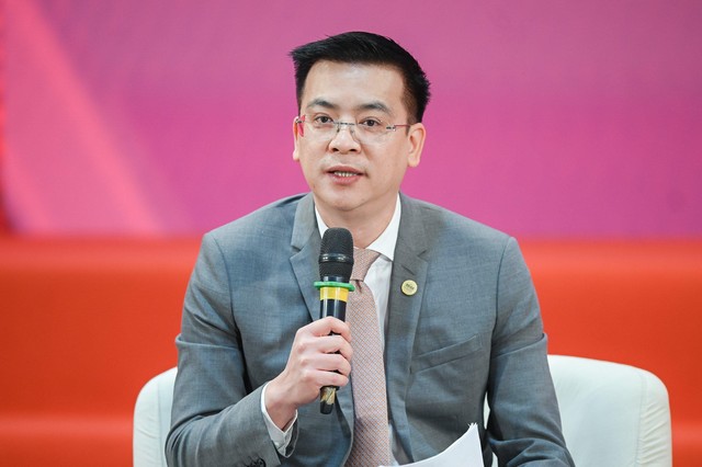 Ông Lê Quang Minh điều hành thảo luận bàn tròn.
