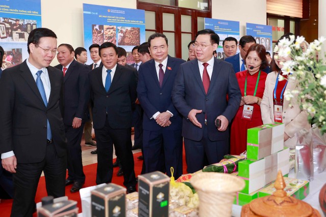 Các đại biểu tham quan khu trưng bày sản phẩm bên lề Hội thảo.