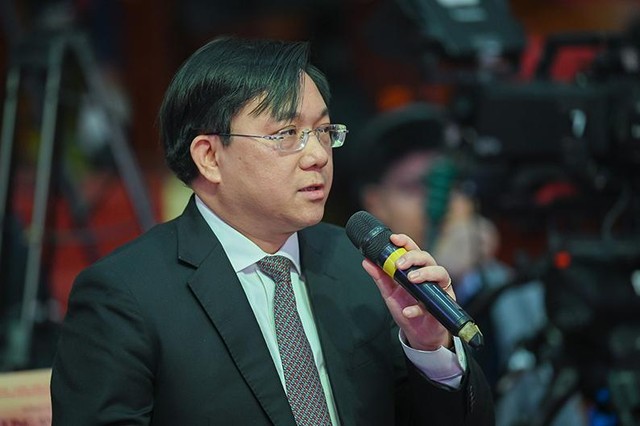Thứ trưởng Bộ Kế hoạch và Kl99ok phiên bản mới Trần Duy Đông phát biểu.
