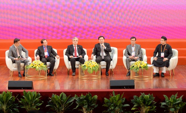 Các diễn giả tham gia thảo luận bàn tròn.