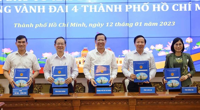 Lãnh đạo TP.HCM và 4 địa phương lân cận ký kế hoạch Kl99ok phiên bản mới dự án đường Vành đai 4, TP.HCM - Ảnh: TTBC TP.HCM