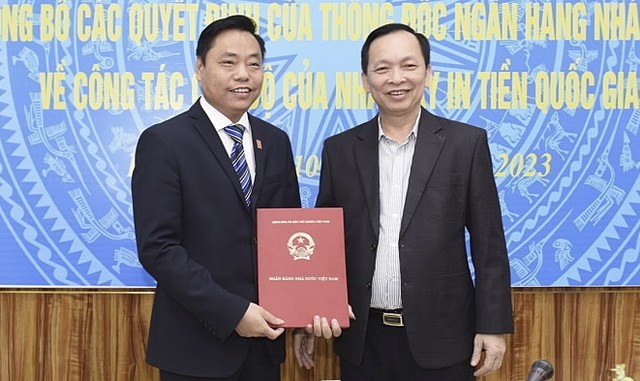 Phó thống đốc Đào Minh Tú trao quyết định bổ nhiệm Tổng giám đốc Nhà máy in tiền quốc gia cho ông Nguyễn Văn Long (bên trái). Ảnh: SBV