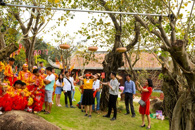 Đập nêu đất là một hoạt động hấp dẫn người chơi tại Lễ hội Đền Thần Tài.