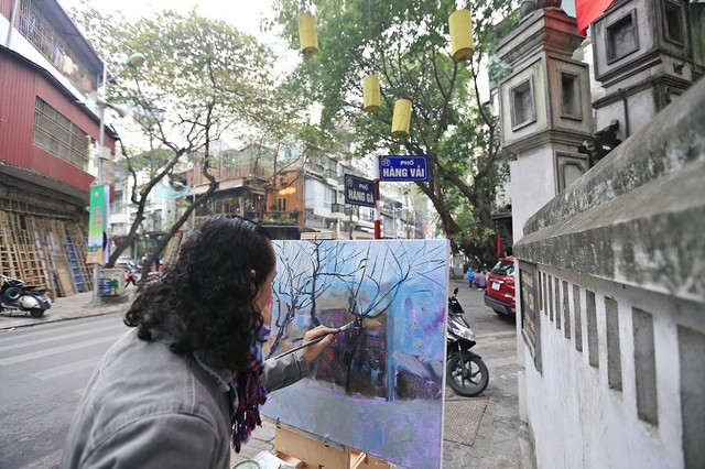 Một hoạ sỹ đang ghi lại vẻ đẹp của góc phố Hàng Vải qua từng nét cọ.