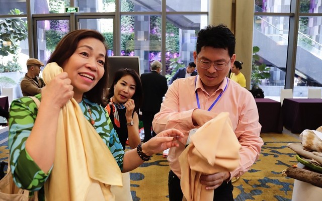 CEO Quách Kiến Lân mong muốn làm ra những loại vải thân thiện với môi trường. Trong ảnh: Anh Lân giới thiệu sản phẩm vải lụa tre nhân dịp Hội nghị Tổng kết ngành dệt may năm 2022