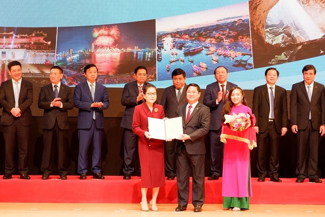 Ông Trần Quốc Nam, Chủ tịch UBND tỉnh Ninh Thuận trao giấy quyết định chủ trương Kl99ok phiên bản mới cho Dự án Khu đô thị mới bờ sông Dinh.