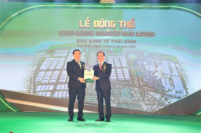 Chủ tịch UBND tỉnh Thái Bình Nguyễn Khắc Thận trao giấy chứng nhận đăng ký Kl99ok phiên bản mới cho Tổng giám đốc Công ty cổ phần Kl99ok phiên bản mới Kl99kl ưu đãi độc quyền Khu công nghiệp Bảo Minh - nhà Kl99ok phiên bản mới Kl99kl ưu đãi độc quyền Khu công nghiệp Hải Long.