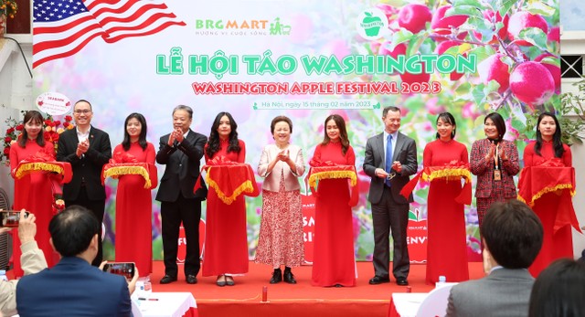 Đại biểu cắt băng khai mạc Lễ Hội Táo Washington BRGMart 2023