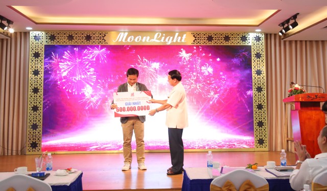 Ông Lê Thanh Thuấn, Tổng giám đốc Kl994 game bài casino hấp dẫn Sao Mai trao giải Nhất.