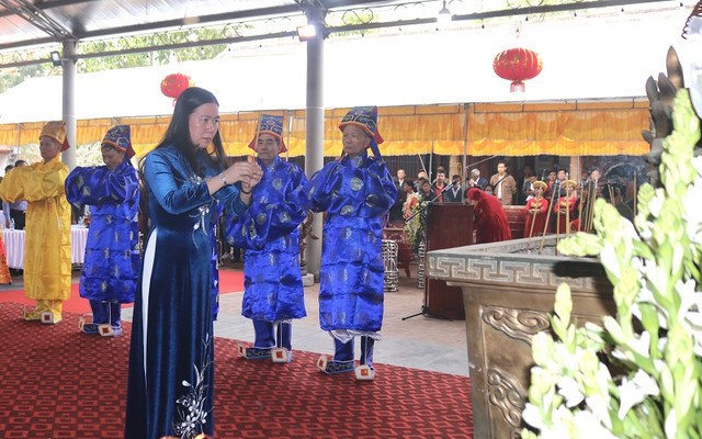 Phó Chủ tịch UBND tỉnh Thái Bình Trần Thị Bích Hằng dâng hương tưởng niệm Quốc Công Tiết Chế Hưng Đạo Đại Vương Trần Quốc Tuấn.