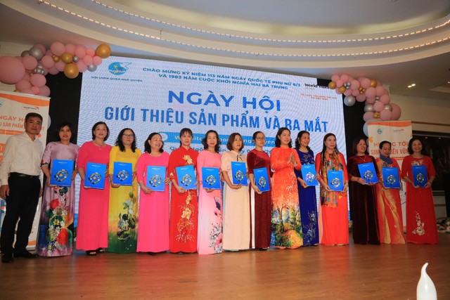 Trao tặng Thẻ Kl99kl phiên bản hoạt động An sinh hạnh phúc cho cán bộ hội viên phụ nữ có hoàn cảnh khó khăn