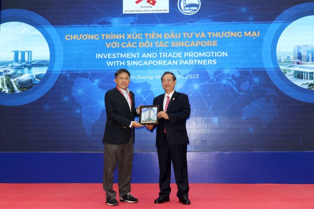Ông Kho Choon Keng (bên trái), Chủ tịch Liên đoàn Công nghiệp và Thương mại Hoa Sing tặng quà lưu niệm cho lãnh đạo UBND tỉnh Bình Dương