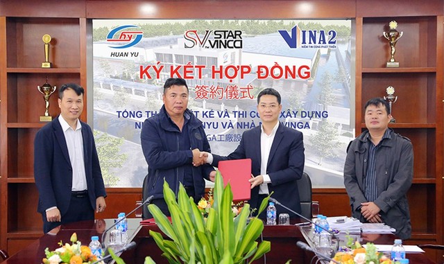 Ông Vũ Trọng Hùng (phải) - Phó tổng giám đốc VINA2 và ông Hung Pei Chi - Giám đốc Công ty TNHH HUANYU AUTOMATION VINA ký kết hợp đồng thi công dự án nhà xưởng HUANYU AUTOMATION