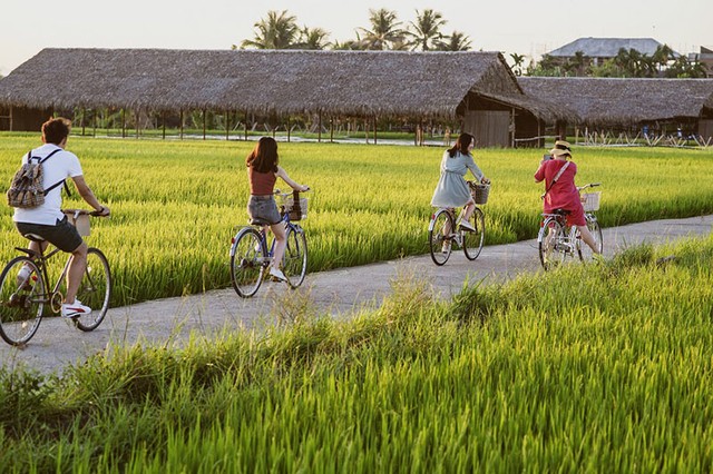 Du khách trải nghiệm du lịch miền đồng quê