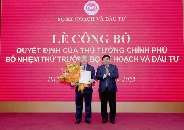 Bộ trưởng Nguyễn Chí Dũng trao Quyết định của Thủ tướng Kl993 ưu đãi thưởng hấp dẫn cho tân Thứ trưởng Đỗ Thành Trung. (Ảnh: Đức Trung)