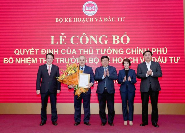 Lãnh đạo Bộ Kế hoạch và Kl99ok phiên bản mới chúc mừng tân Thứ trưởng. Lãnh đạo Bộ Kế hoạch và Kl99ok phiên bản mới hiện nay gồm Bộ trưởng Nguyễn Chí Dũng (đứng giữa), Thứ trưởng Trần Quốc Phương (ngoài cùng bên trái), Thứ trưởng Trần Duy Đông (ngoài cùng bên phải), Thứ trưởng Nguyễn Thị Bích Ngọc và Thứ trưởng Đỗ Thành Trung. (Ảnh: Đức Trung)