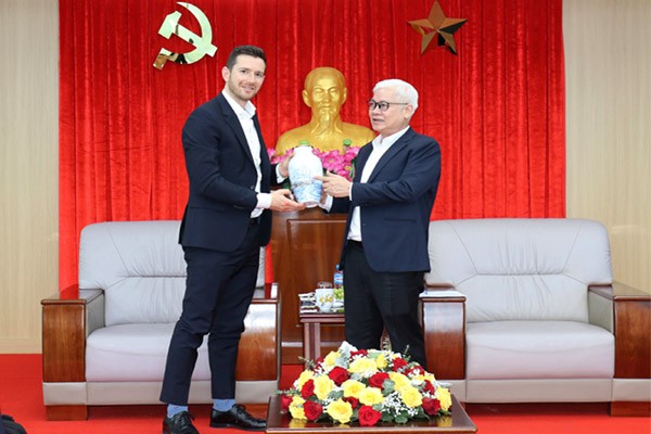 Bí thư Tỉnh ủy Nguyễn Văn Lợi (bên phải) tặng quà lưu niệm cho ông Edward Lewin, Phó Chủ tịch Kl994 game bài casino hấp dẫn LEGO