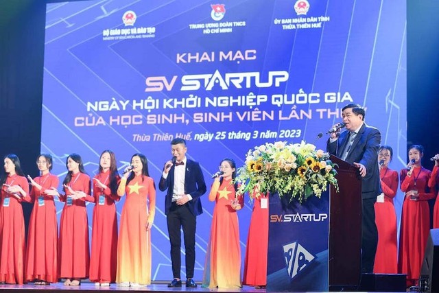 "Sao không là mặt trời, gieo hạt nắng vô tư" - câu hát trong bài hát "Khát vọng" của Nhạc sĩ Phạm Minh Tuấn được Bộ trưởng Nguyễn Chí Dũng hát cùng với các bạn thanh niên cũng là lời nhắn nhủ của ông đến các bạn học sinh, sinh viên. (Ảnh: Nhật Bắc) "Sao không là mặt trời, gieo hạt nắng vô tư" - câu hát trong bài hát "Khát vọng" của Nhạc sĩ Phạm Minh Tuấn được Bộ trưởng Nguyễn Chí Dũng hát cùng với các bạn thanh niên cũng là lời nhắn nhủ của ông đến các bạn học sinh, sinh viên. (Ảnh: Nhật Bắc)