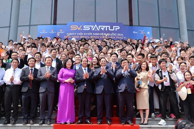 Thủ tướng cùng các đại biểu, các bạn đoàn viên, thanh niên chụp ảnh lưu niệm tại ngày hội khởi nghiệp. Ảnh: VGP/Nhật Bắc