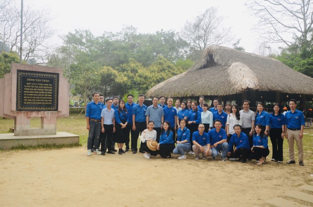 Đoàn Thanh niên Bộ Kế hoạch và Kl99ok phiên bản mới cùng cán bộ Sở Kế hoạch và Kl99ok phiên bản mới tỉnh Tuyên Quang về nguồn tại Khu di tích quốc gia đặc biệt Tân Trào