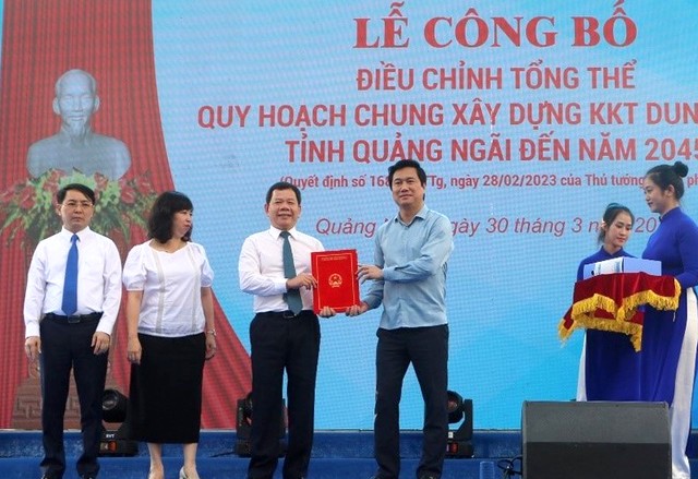Thứ trưởng Kl99 nổ hũ Nguyễn Tường Văn trao quyết định cho ông Đặng Văn Minh, Chủ tịch UBND tỉnh Quảng Ngãi. Ảnh: T.N.Linh