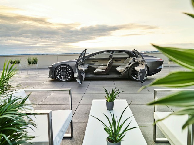 Audi grandsphere Concept đã chạy trên đường thử. Chi phí để làm ra chiếc xe duy nhất này là khoảng 5 triệu Euro.