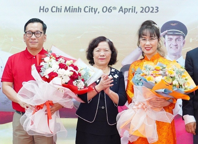 Tân CEO Vietjet Đinh Việt Phương (trái), nguyên Chủ tịch HĐQT Nguyễn Thanh Hà và tân HDdQT Nguyễn Thị Phương Thảo (phải)