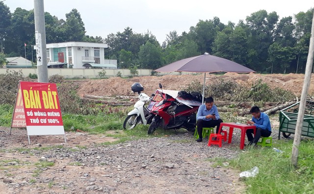 Môi giới tại một dự án ở Vũng Tàu "ngồi chơi, xơi nước". Ảnh: Việt Dũng