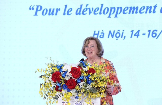 Trưởng đoàn chính thức các địa phương Pháp Catherine Deroche phát biểu tại Lễ bế mạc.