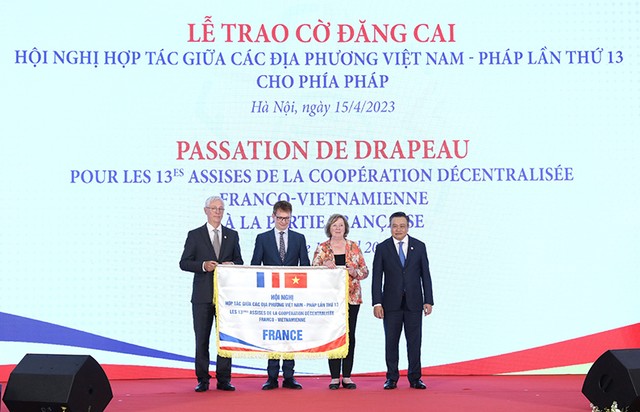 Lễ trao cờ đăng cai Hội nghị hợp tác giữa các địa phương Việt Nam - Pháp, lần thứ 13 cho phía Pháp
