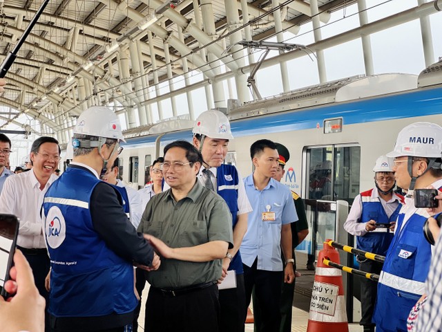 Thủ tướng trao đổi với đại diện của Cơ quan hợp tác quốc tế Nhật Bản tại công trình.
