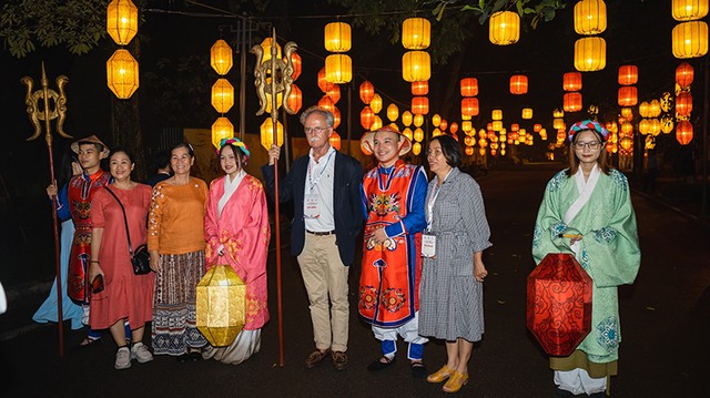 Các đại biểu trải nghiệm tour đêm "Đêm Hoàng cung Thăng Long".