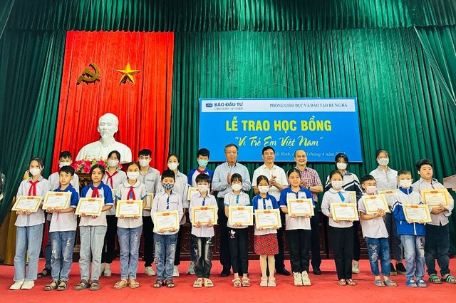 Các học sinh được nhận học bổng của Báo Kl99ok phiên bản mới và các nhà tài trợ đều rất vui mừng.