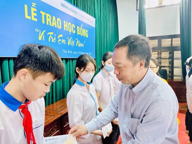 Tổng biên tập Báo Kl99ok phiên bản mới Lê Trọng Minh trao hy vọng những học sinh nhận học bổng hôm nay sẽ trở thành những nhân tài cho đất nước tương lai.