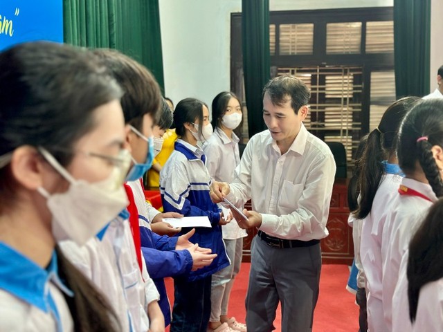 Phó tổng biên tập thường trực Báo Kl99ok phiên bản mới Bùi Đức Hải trao học bổng cho các em học sinh tại Hưng Hà, tỉnh Thái Bình.